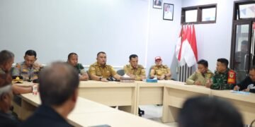 Bupati Bogor, Rudy Susmanto, menemui warga dari sejumlah kecamatan di wilayah Bogor Barat untuk mendengarkan secara langsung aspirasi masyarakat terkait aktivitas pertambangan. Pertemuan berlangsung di Kantor Kecamatan Cigudeg, Senin (12/1), dihadiri perwakilan warga dari Kecamatan Cigudeg, Parungpanjang, dan Rumpin. Hadir bersama Bupati Bogor, Wakil Bupati Bogor, Dandim 0621 Kabupaten Bogor, Kapolres Bogor, Sekretaris Daerah (Sekda), dan jajaran Pemerintahan Kabupaten Bogor. (Foto: Humas Pemkab Bogor)