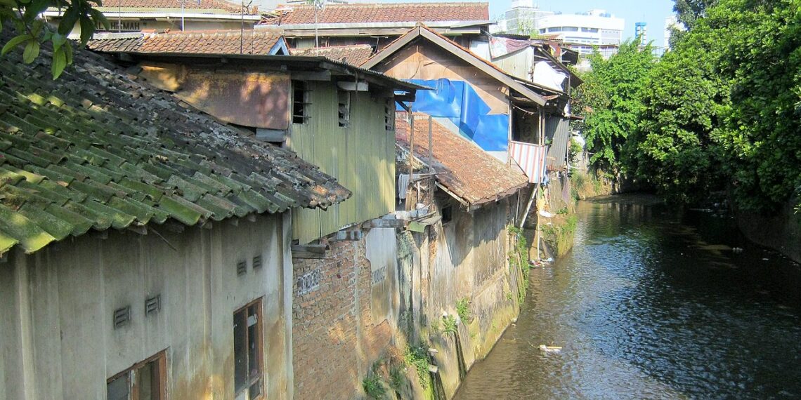 Pemukiman di pinggir sungai.(Foto: Wikipedia)