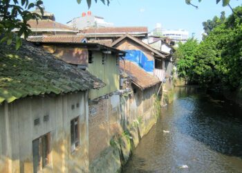 Pemukiman di pinggir sungai.(Foto: Wikipedia)