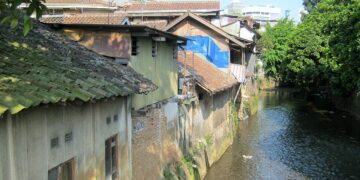 Pemukiman di pinggir sungai.(Foto: Wikipedia)