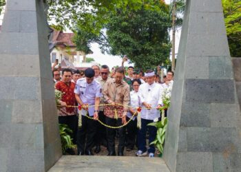 Menteri Kebudayaan (Menbud), Fadli Zon meresmikan Cungkup Prasasti Batutulis yang telah selesai direvitalisasi, Rabu (31/12/2025). Turut mendampingi, Wali Kota Bogor, Dedie A. Rachim, bersama Wakil Wali Kota Bogor, Jenal Mutaqin dan Sekretaris Daerah (Sekda) Jawa Barat, Herman Suryatman.(Foto: Humas Pemkot Bogor)