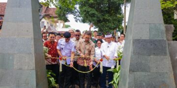 Menteri Kebudayaan (Menbud), Fadli Zon meresmikan Cungkup Prasasti Batutulis yang telah selesai direvitalisasi, Rabu (31/12/2025). Turut mendampingi, Wali Kota Bogor, Dedie A. Rachim, bersama Wakil Wali Kota Bogor, Jenal Mutaqin dan Sekretaris Daerah (Sekda) Jawa Barat, Herman Suryatman.(Foto: Humas Pemkot Bogor)