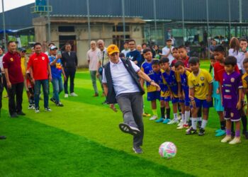 Wali Kota Bogor Dedie A. Rachim menendang bola tanda dibukanya Borussia M’Gladbach Academy Indonesia di Lorena Sport Hub, Sabtu (17/1/2026).(Foto: Humas Pemkot Bogor).
