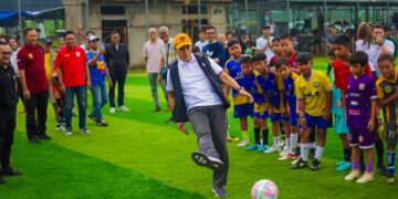 Wali Kota Bogor Dedie A. Rachim menendang bola tanda dibukanya Borussia M’Gladbach Academy Indonesia di Lorena Sport Hub, Sabtu (17/1/2026).(Foto: Humas Pemkot Bogor).