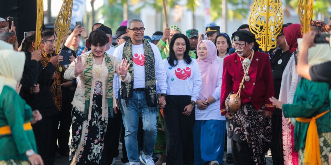 Wali Kota Bandung Muhammad Farhan dan Istri dalam sebuah acara di Kota Bandung.(Foto: Dok. Humas Pemkot Bandung)