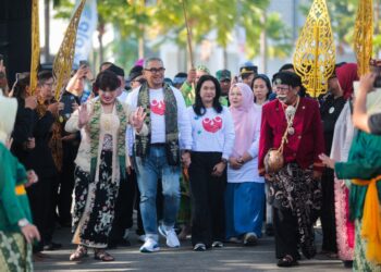 Wali Kota Bandung Muhammad Farhan dan Istri dalam sebuah acara di Kota Bandung.(Foto: Dok. Humas Pemkot Bandung)