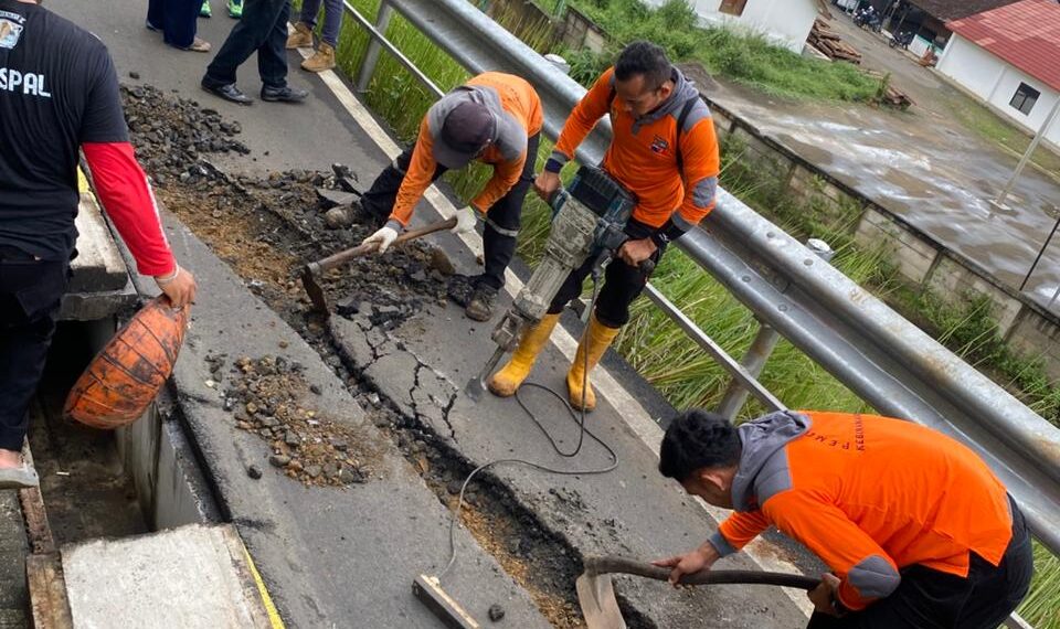Jalan Saleh Danasasmita Kota Bogor mengalami retak.(Foto: Humas Pemkot Bogor)