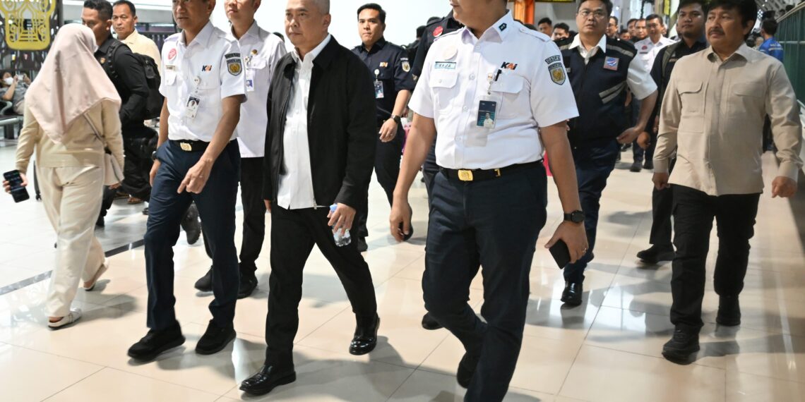 Menteri Perhubungan Dudy Purwagandhi (tengah jaket hitam) mengecek arus penumpang Natal 2025 dan Tahun Baru 2026 (Nataru) angkutan kereta api di Stasiun Yogyakarta, Kamis (1/1).(Foto: Istimewa)