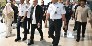 Menteri Perhubungan Dudy Purwagandhi (tengah jaket hitam) mengecek arus penumpang Natal 2025 dan Tahun Baru 2026 (Nataru) angkutan kereta api di Stasiun Yogyakarta, Kamis (1/1).(Foto: Istimewa)