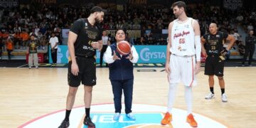 Menpora RI, Erick Thohir, melakukan tip-off atau jump ball sebagai tanda dibukanya Indonesian Basketball League (IBL) musim 2026.(foto:Herry/kemenpora.go.id)