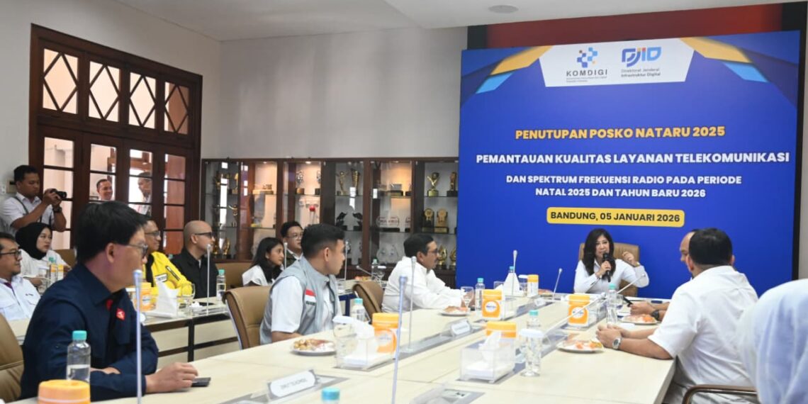 Menteri Komunikasi dan Digital Meutya Hafid saat penutupan Posko Bersama Pemantauan Kualitas Layanan Telekomunikasi di Bandung, Senin (05/01/2026).(Foto: Dok. Komdigi)