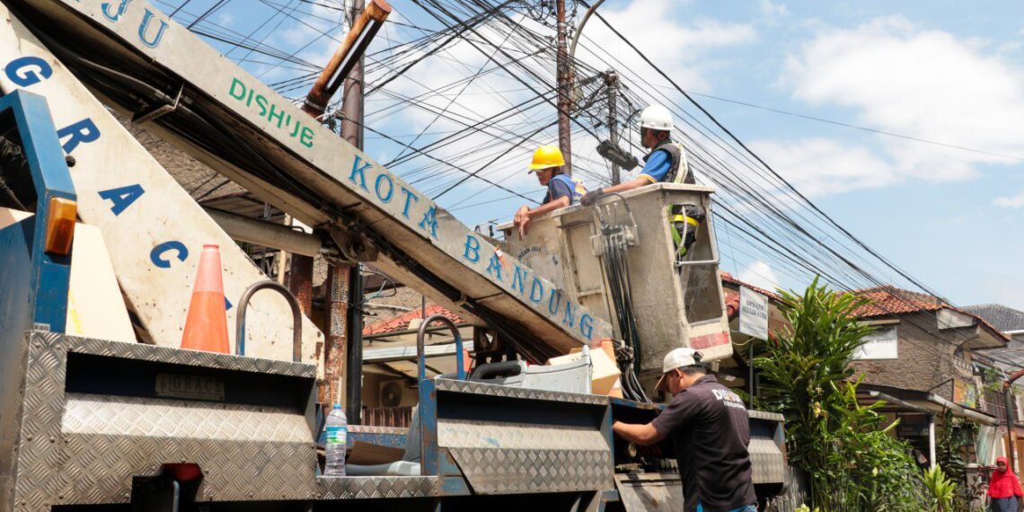Petugas memperbaiki PJU.(Foto: Humas Pemkot Bandung)