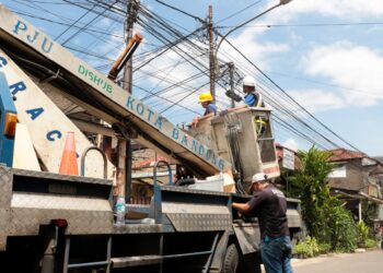 Petugas memperbaiki PJU.(Foto: Humas Pemkot Bandung)