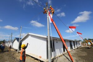 Petugas PLN melakukan penyambungan jaringan listrik di kawasan Rumah Hunian Danantara (Huntara) Aceh Tamiang. PLN telah menyiapkan infrastruktur kelistrikan di kawasan tersebut, seperti pembangunan trafo, jaringan listrik, dan kWh meter untuk masing-masing rumah yang telah terbangun.