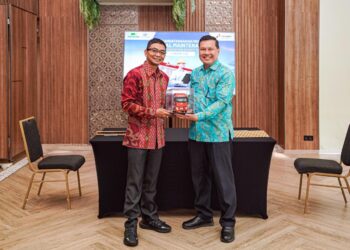 Direktur Rekayasa & Infrastruktur Darat Pertamina Patra Niaga, Hari Purnomo (kiri) dan Direktur Utama PT Gaya Makmur Mobil Frankie S. Makaminang.