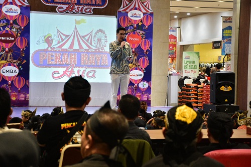 Wakil Bupati Sumedang M. Fajar Aldila saat hadir dalam silaturahmi perguruan pencak silat, di Asia Plaza Sumedang, Sabtu (3/1/2026).(Foto: Humas Pemkab Sumedang)