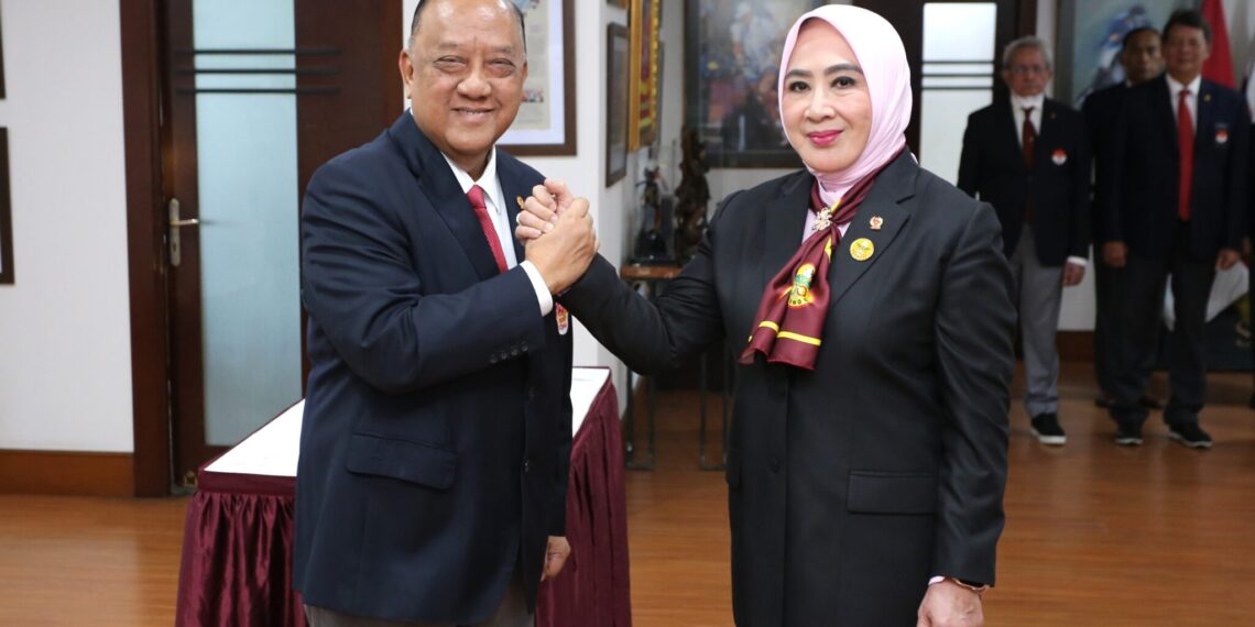 Ketua Umum Komite Olahraga Nasional Indonesia (KONI) Pusat Letjen TNI Purn Marciano Norman dan Ketum Pengurus Pusat Persatuan Wanita Olahraga Seluruh Indonesia (PP. Perwosi) masa bakti 2025-2029 Tri Suswati Tito Karnavian,(Foto: KONI Pusat)