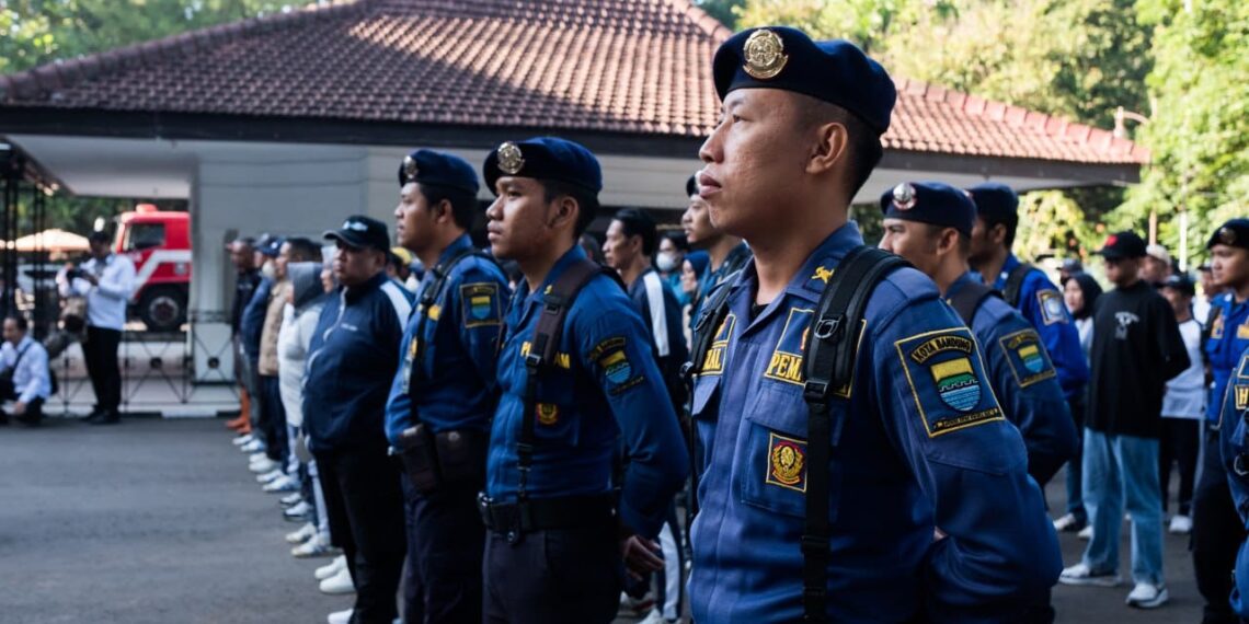 Petugas Damkarmatan Kota Bandung. (Foto: Humas Pemkot Bandung)