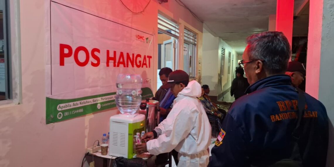 Dompet Dhuafa Jawa Barat dan Disaster Management Center (DMC) membuka posko di daerah bencana banjir bandang dan tanah longsor yang melanda Kampung Babakan RW 10 dan 11, Desa Pasirlangu, Kecamatan Cisarua, Kabupaten Bandung Barat, Jawa Barat, Sabtu (24/1/2026).(Foto: Istimewa)