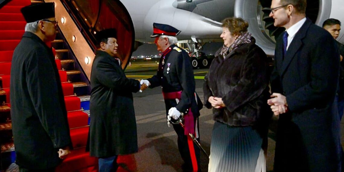 Presiden Republik Indonesia Prabowo Subianto tiba di Bandar Udara London Stansted, Inggris, Minggu (18/01/2026).(Foto: Setneg)