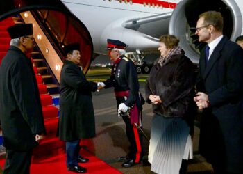 Presiden Republik Indonesia Prabowo Subianto tiba di Bandar Udara London Stansted, Inggris, Minggu (18/01/2026).(Foto: Setneg)