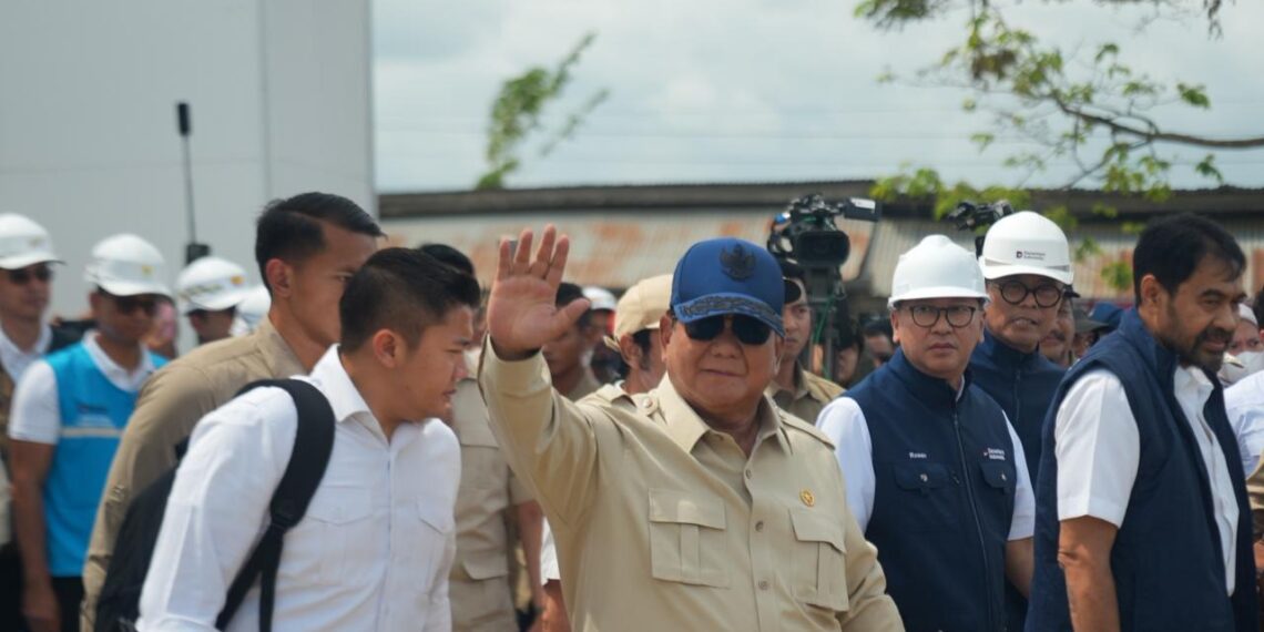 Presiden Republik Indonesia, Prabowo Subianto (depan) saat meninjau progres pembangunan Rumah Hunian Danantara (Huntara) di Aceh Tamiang pada Kamis, 1 Januari 2026. Sumber foto: Biro Pers Sekretariat Presiden.