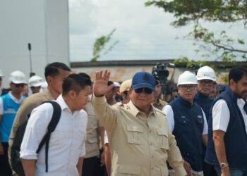 Presiden Republik Indonesia, Prabowo Subianto (depan) saat meninjau progres pembangunan Rumah Hunian Danantara (Huntara) di Aceh Tamiang pada Kamis, 1 Januari 2026. Sumber foto: Biro Pers Sekretariat Presiden.