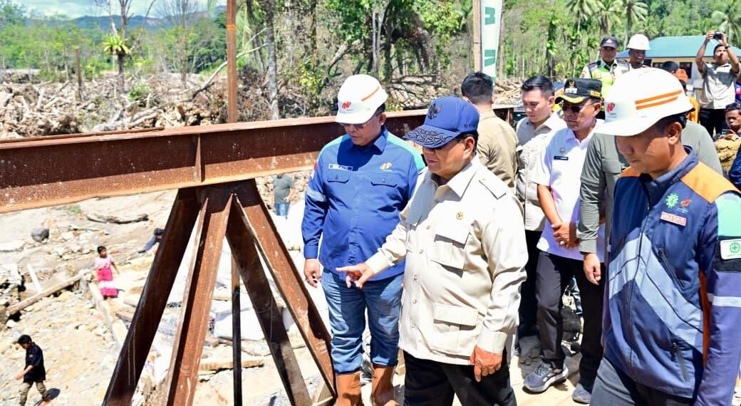 Presiden Prabowo Subianto meninjau pembangunan Jembatan Bailey Sungai Garoga yang berlokasi di Kecamatan Batang Toru, Tapanuli Selatan, Rabu (31/12/2025).