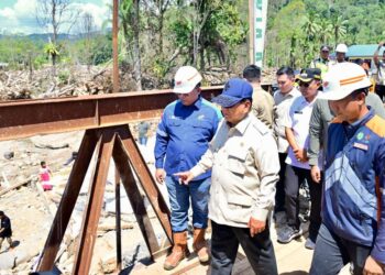 Presiden Prabowo Subianto meninjau pembangunan Jembatan Bailey Sungai Garoga yang berlokasi di Kecamatan Batang Toru, Tapanuli Selatan, Rabu (31/12/2025).