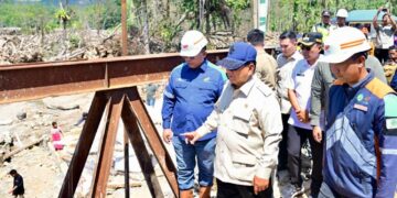 Presiden Prabowo Subianto meninjau pembangunan Jembatan Bailey Sungai Garoga yang berlokasi di Kecamatan Batang Toru, Tapanuli Selatan, Rabu (31/12/2025).