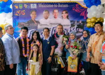 Wakil Menteri Pariwisata (Wamenpar) Ni Luh Puspa menyambut langsung kunjungan wisman yang tiba di Batam pada hari pertama tahun 2026.(Foto: Dok. Kemenpar)