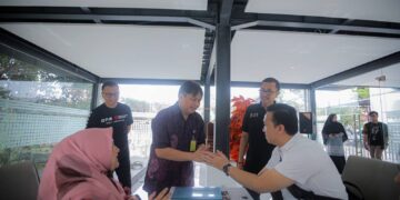 Sekretaris Daerah Kota Bandung Iskandar Zulkarnain (tengah berbatik) mengunjungi Dinas Penanaman Modal dan Pelayanan Terpadu Satu Pintu (DPMPTSP) Kota Bandung di Jl. Cianjur Jumat, 2 Desember 2025.(Foto: Humas Pemkot Bandung)