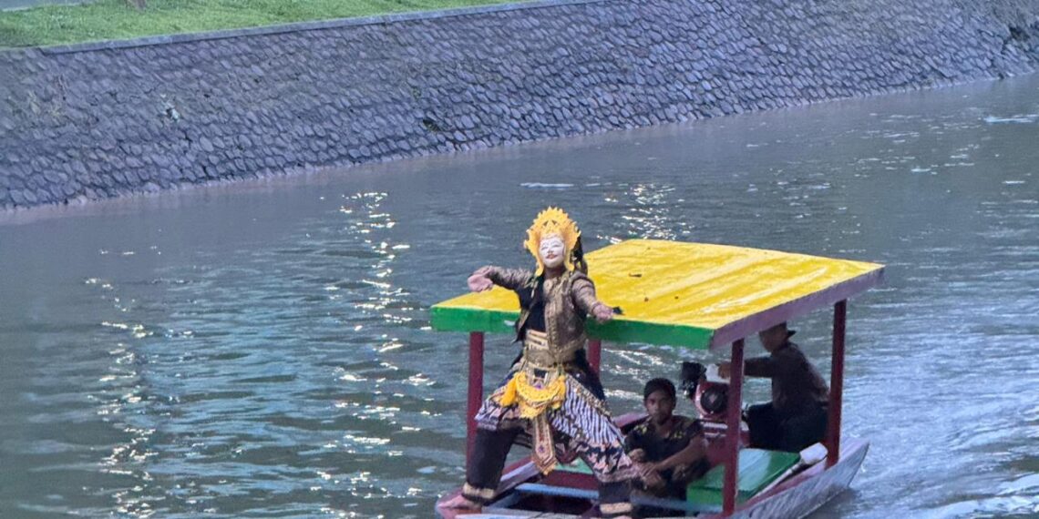 Kini, Stasiun Tuntang di Semarang Jawa Tengah hadir dengan wajah baru pariwisata berbasis heritage dengan menghadirkan wisata perahu di dermaga Stasiun Tuntang yang mengusung konsep “ala Korea”.(Foto: Istimewa)