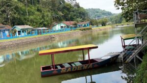 Kini, Stasiun Tuntang di Semarang Jawa Tengah hadir dengan wajah baru pariwisata berbasis heritage dengan menghadirkan wisata perahu di dermaga Stasiun Tuntang yang mengusung konsep “ala Korea”.(Foto: Istimewa)
