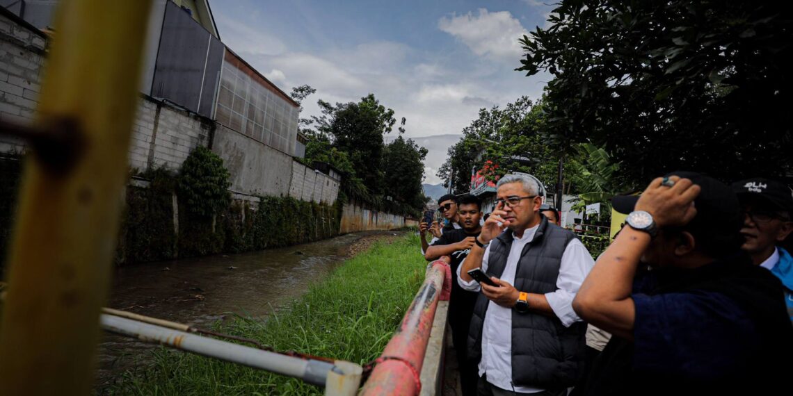 Wali Kota Bandung Muhammad Farhan turun langsung memantau kondisi lapangan, Rabu 7 Januari 2026.(Foto: Humas Pemkot Bandung)