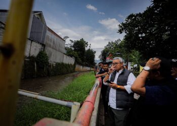 Wali Kota Bandung Muhammad Farhan turun langsung memantau kondisi lapangan, Rabu 7 Januari 2026.(Foto: Humas Pemkot Bandung)