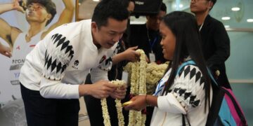 Wamenpora RI Taufik Hidayat, menyambut kepulangan kontingen Indonesia usai berjuang dalam ajang ASEAN Para Games 2025 Thailand di Bandara Adi Soemarmo, Boyolali, Jawa Tengah, Selasa (27/1). (foto:Gilang/kemenpora.go.id)