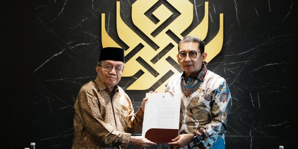 Menteri Kebudayaan Fadli Zon dan Budayawan Taufik Ismail. (Dokumentasi: Kementerian Kebudayaan/Vidhy Fellizano Sfinoza)