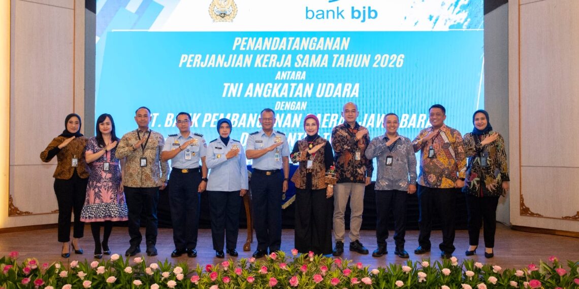 ank bjb dan Tentara Nasional Indonesia Angkatan Udara (TNI AU) secara resmi menandatangani perpanjangan Perjanjian Kerja Sama (PKS) sebagai kelanjutan sinergi strategis dalam penyediaan layanan perbankan.(Foto: Istimewa)