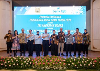 ank bjb dan Tentara Nasional Indonesia Angkatan Udara (TNI AU) secara resmi menandatangani perpanjangan Perjanjian Kerja Sama (PKS) sebagai kelanjutan sinergi strategis dalam penyediaan layanan perbankan.(Foto: Istimewa)