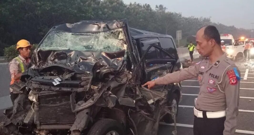 Kondisi kendaraan minibus Suzuki APV nopol E 1299 PT yang terlibat tabrakan di ruas Jalan Tol Cipali KM 93+700 A.(Foto:Istimewa).