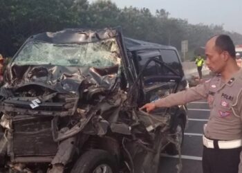 Kondisi kendaraan minibus Suzuki APV nopol E 1299 PT yang terlibat tabrakan di ruas Jalan Tol Cipali KM 93+700 A.(Foto:Istimewa).