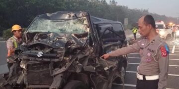 Kondisi kendaraan minibus Suzuki APV nopol E 1299 PT yang terlibat tabrakan di ruas Jalan Tol Cipali KM 93+700 A.(Foto:Istimewa).