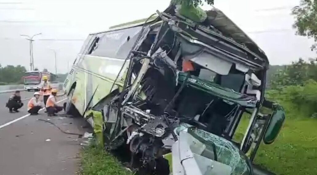 Kondisi bus pariwisata setelah menabrak truk dan menghantam pembatas jalan di Tol Cipali, Kabupaten Purwakarta.(Foto:Istimewa).