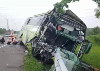 Kondisi bus pariwisata setelah menabrak truk dan menghantam pembatas jalan di Tol Cipali, Kabupaten Purwakarta.(Foto:Istimewa).
