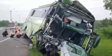 Kondisi bus pariwisata setelah menabrak truk dan menghantam pembatas jalan di Tol Cipali, Kabupaten Purwakarta.(Foto:Istimewa).