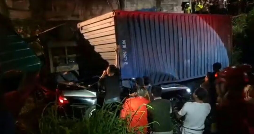 Truk kontainer terguling menimpa mobil sedan menewaskan satu keluarga di Jalan Raya Tanggul Rawabagus, Kabupaten Karawang.(Foto:Istimewa).