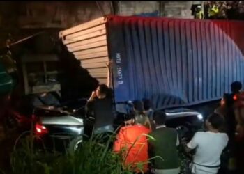 Truk kontainer terguling menimpa mobil sedan menewaskan satu keluarga di Jalan Raya Tanggul Rawabagus, Kabupaten Karawang.(Foto:Istimewa).