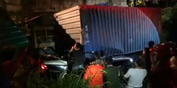 Truk kontainer terguling menimpa mobil sedan menewaskan satu keluarga di Jalan Raya Tanggul Rawagabus, Kabupaten Karawang.(Foto:Istimewa).