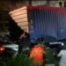 Truk kontainer terguling menimpa mobil sedan menewaskan satu keluarga di Jalan Raya Tanggul Rawabagus, Kabupaten Karawang.(Foto:Istimewa).